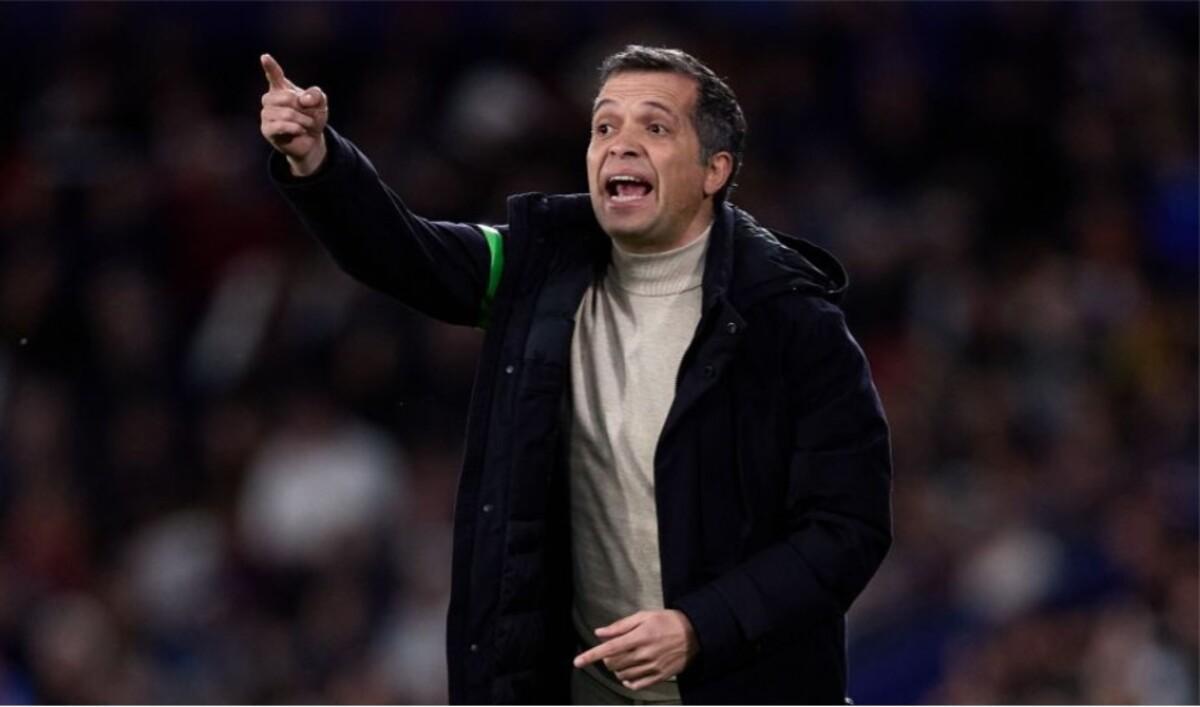 Luís Castro dando instrucciones desde la banda a sus jugadores en el encuentro de Liga ante el Atlético de Madrid en el Ciutat de València