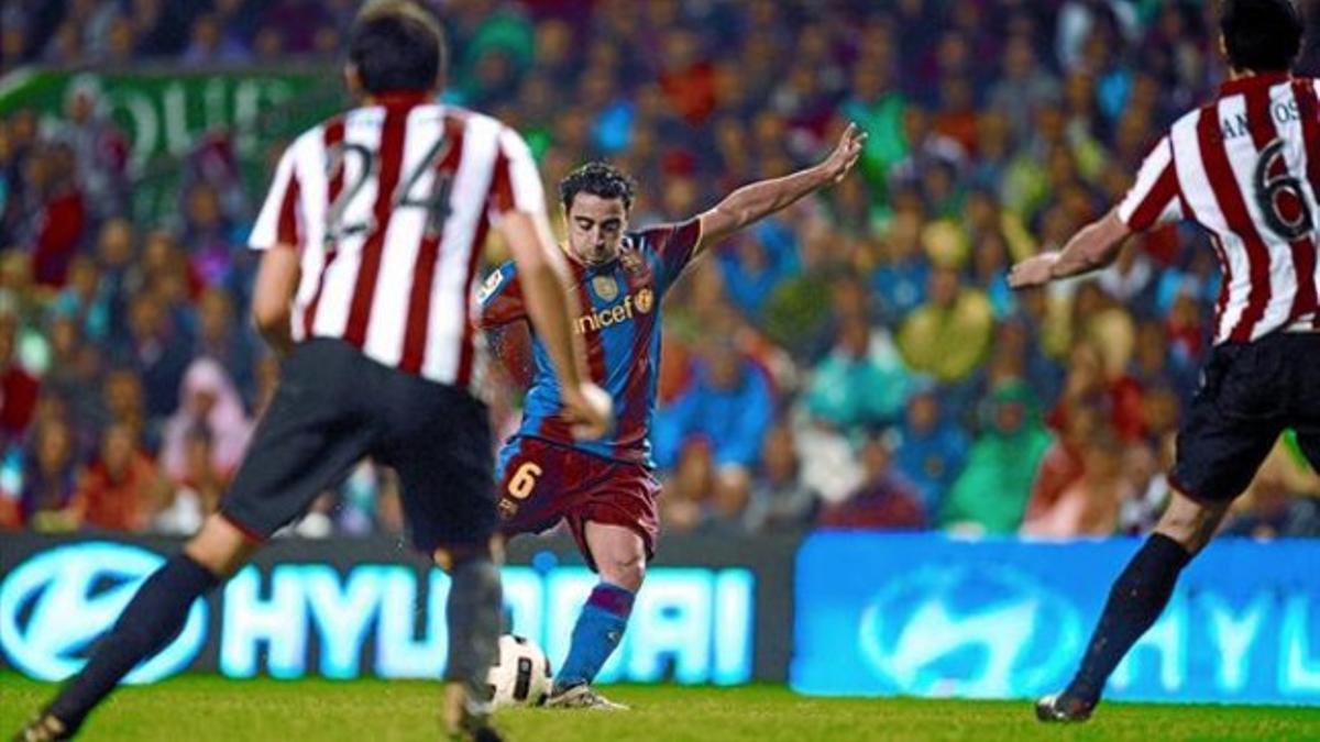 Xavi se dispone a chutar en la jugada que supuso el segundo gol del Barça.