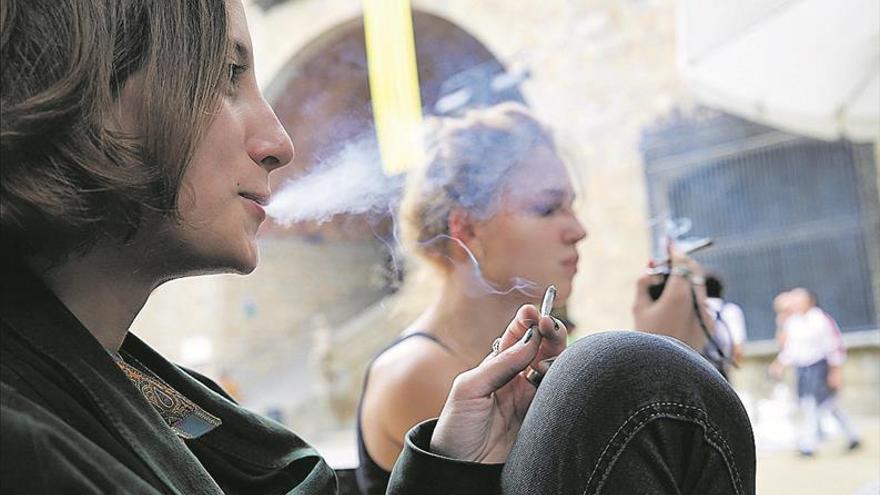 Dejar de fumar en pareja es hasta seis veces más efectivo que intentarlo solo