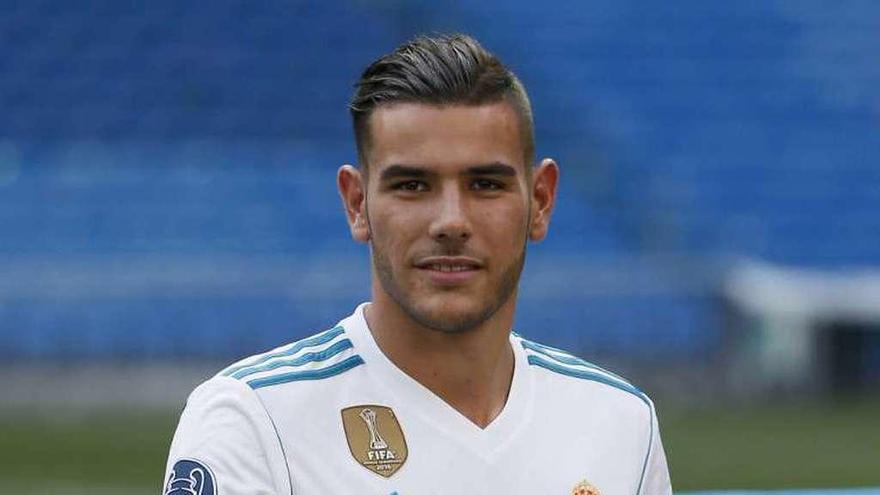 Theo Hernández, durante su presentación. // Efe