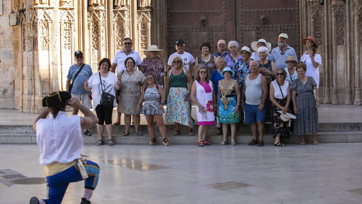 Un hombre disfrazado de torero fotografía a un grupo de turistas portugueses.