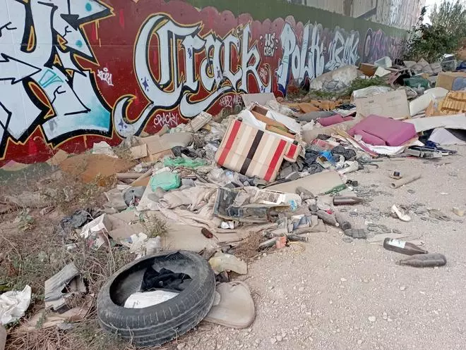 Un basurero bajo el mismo viaducto de la A-7