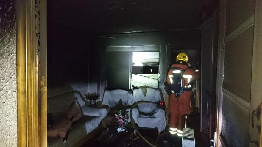 Un incendio en una casa de Aldaia obliga a desalojar un edificio de cuatro plantas