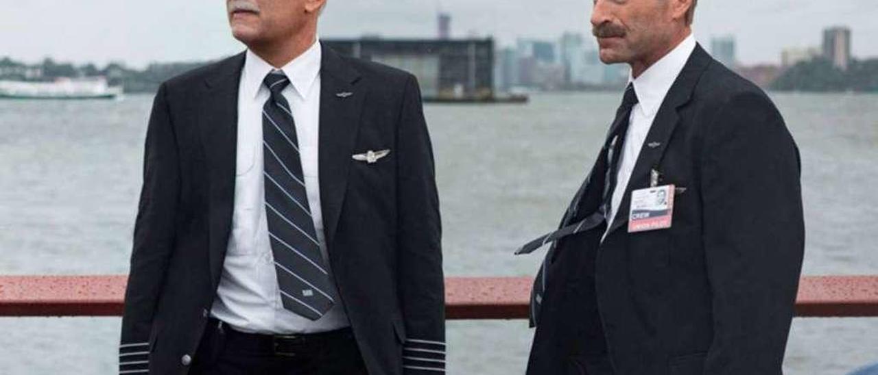 Tom Hanks y Aaron Eckhart, en una escena de la película &quot;Sully&quot;.