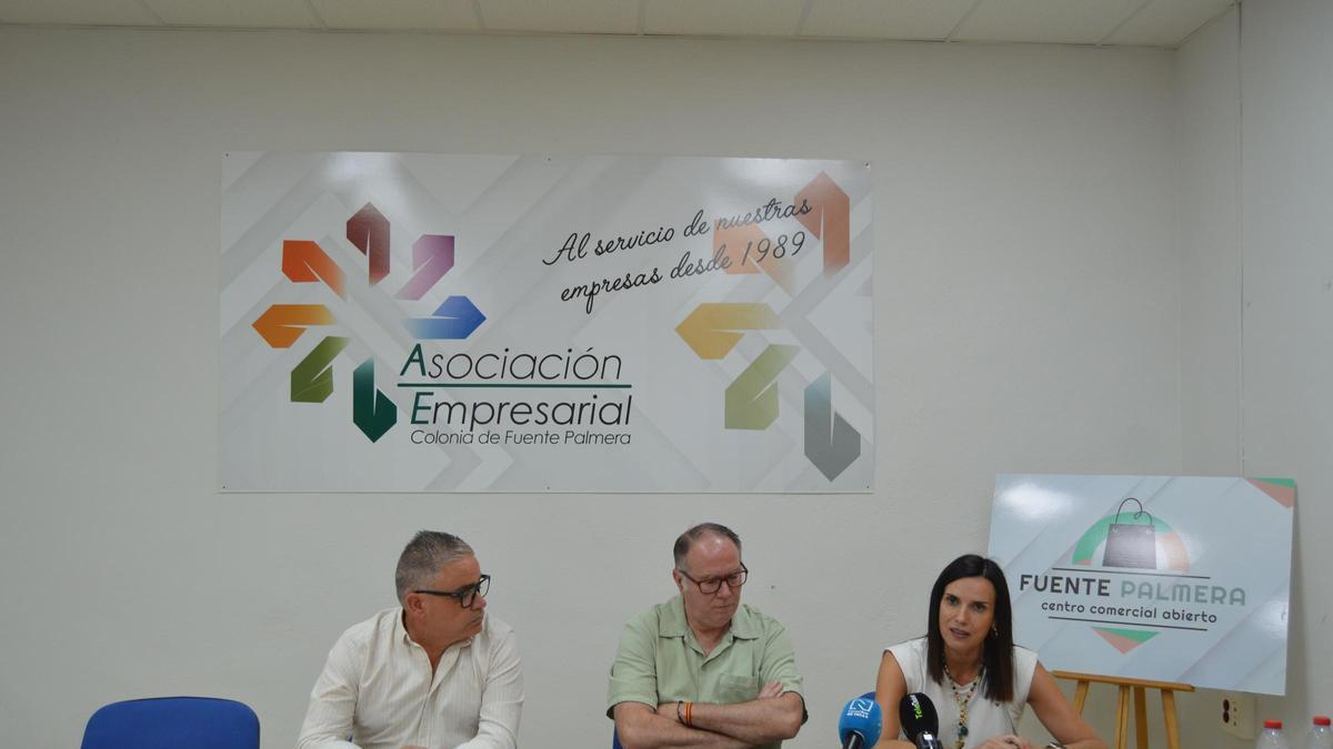 La delegada de Empleo, Empresa y Trabajo Autónomo, María Dolores Gálvez, en la sede de la Asociación Empresarial de La Colonia de Fuente Palmera, junto al presidente de la entidad, Manuel Jesús Adame, y al alcalde, Francisco Javier Ruiz.
