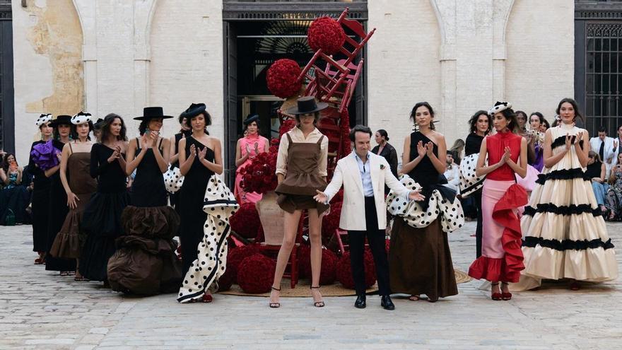 Moda, artesanía y folklore andaluz: así fue el desfile del diseñador Fabio Encinar en Sevilla