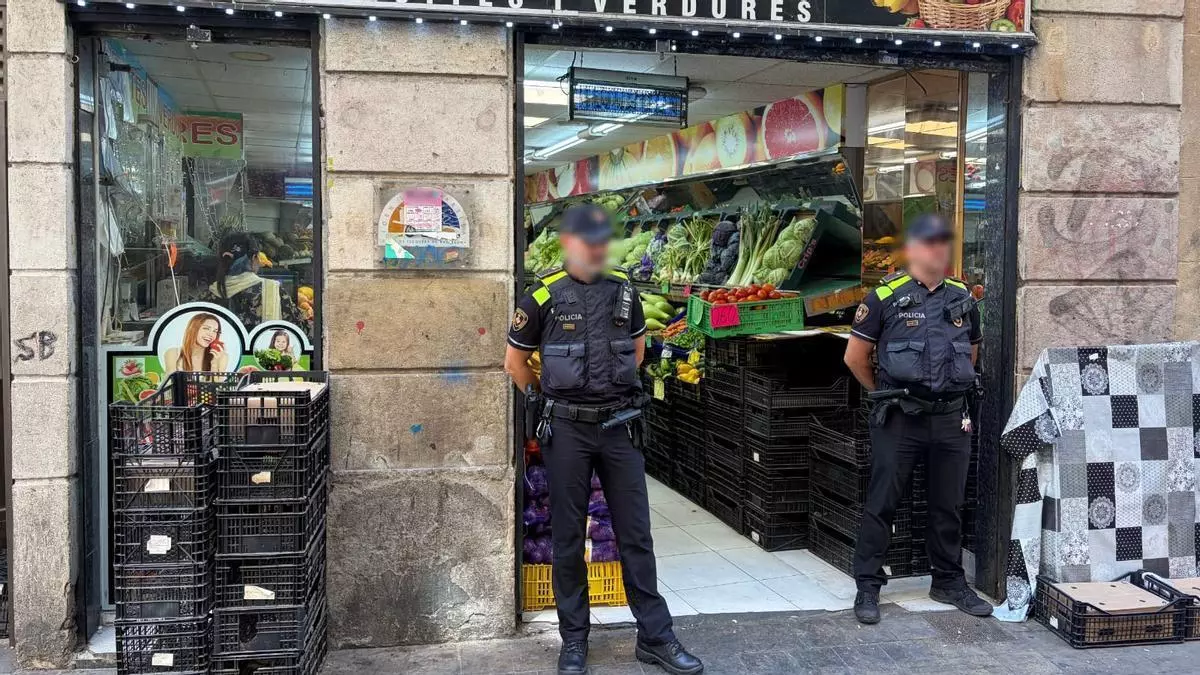 La Guardia Urbana denuncia a cinco comercios del Raval por tener la electricidad pinchada