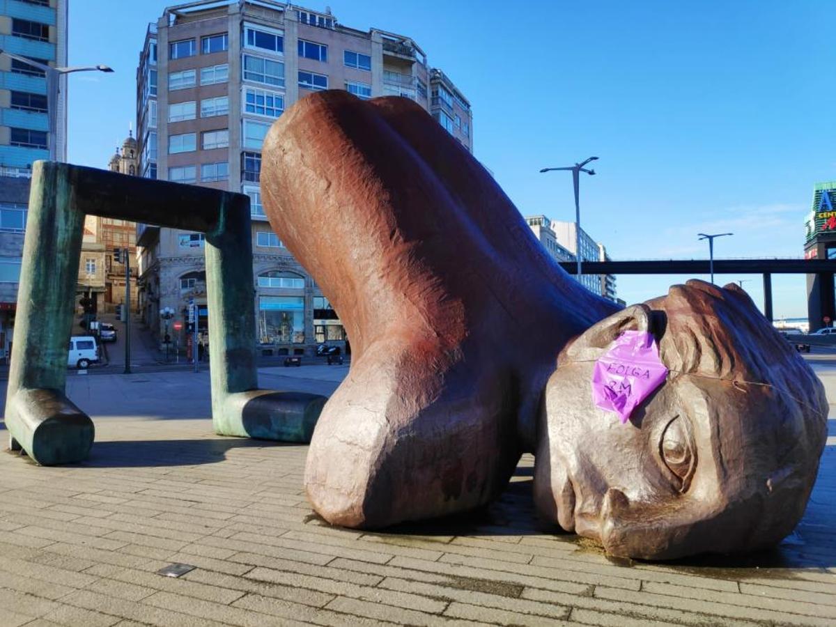 La jornada de reivindicaciones feministas en la comunidad gallega. Las mujeres salen a la calle para reclamar igualdad de género y medidas contra la brecha laboral y salarial.