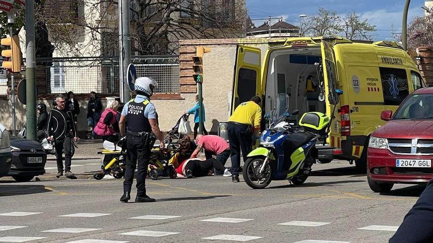 Un noia ferida en un xoc entre un cotxe i una moto en una cruïlla de Girona