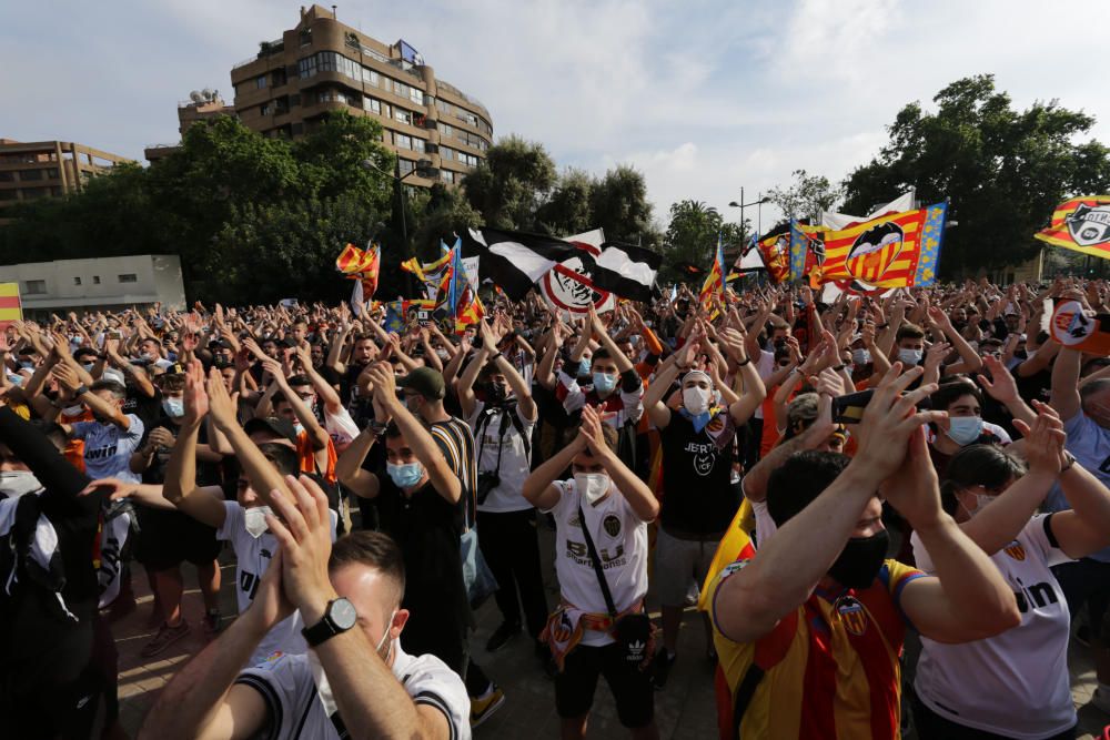 Manifestación de la Afición del Valencia contra Peter Lim