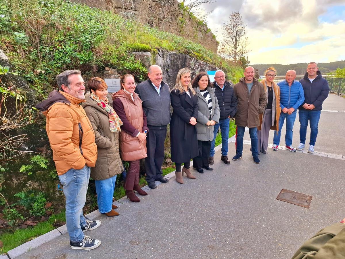 A alcaldesa e a delegada da Xunta, no centro, no acto inaugural.