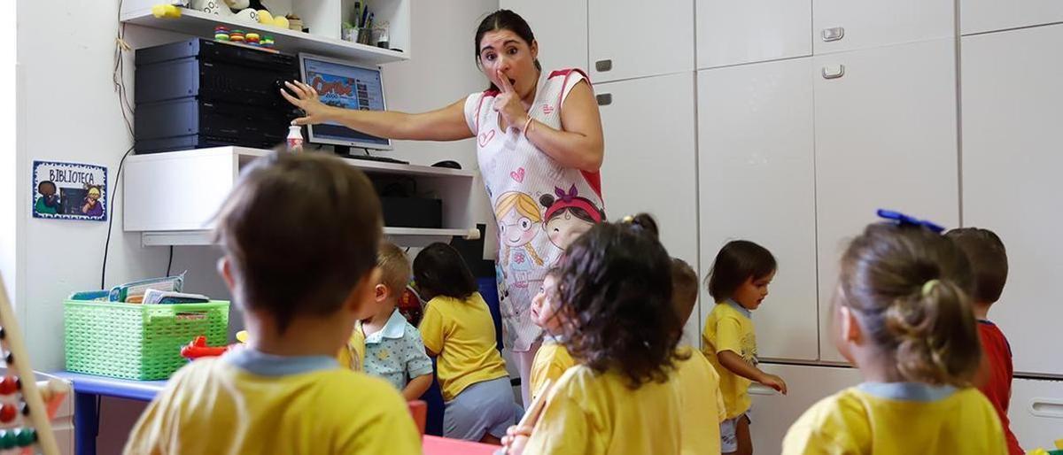 Profesora de infantil en un aula, en una imagen de archivo.