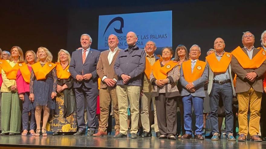 Los orlados posan junto al rector de la Universidad, el presidente del Cabildo y el presidente del Consejo Social de la ULPGC. | | LP/DLP