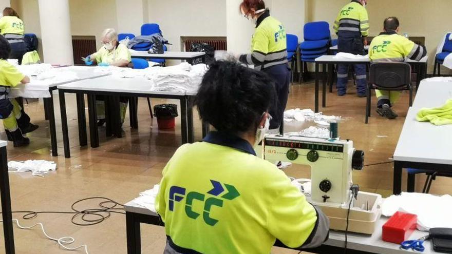 Las trabajadoras de FCC de la Universidad de Zaragoza confeccionan mascarillas de forma voluntaria