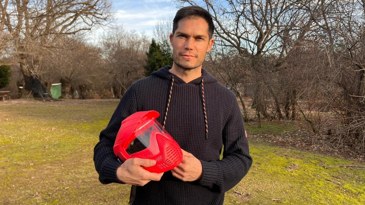 Carlos Pérez-Tabernero, propietario y socio de Gran Paintball Madrid, en El Escorial.