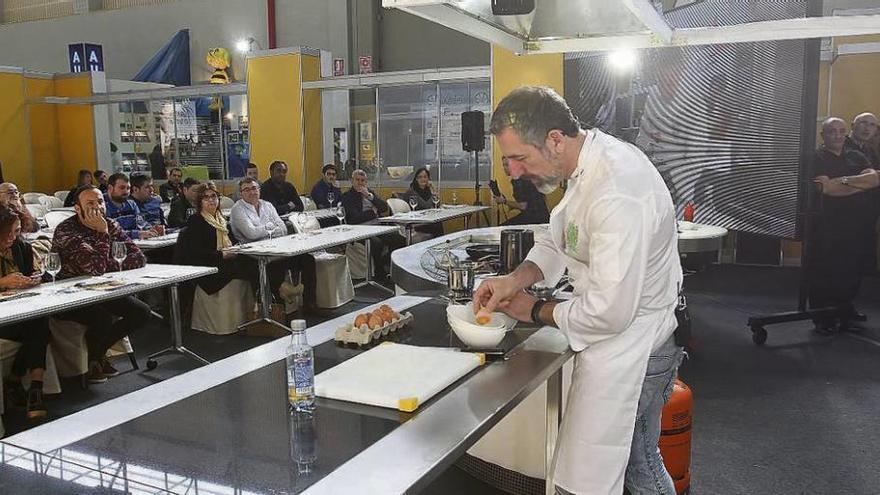 Pepe Solla enseñó ayer a cocer un huevo manteniendo la textura perfecta de la yema. // Iñaki Osorio