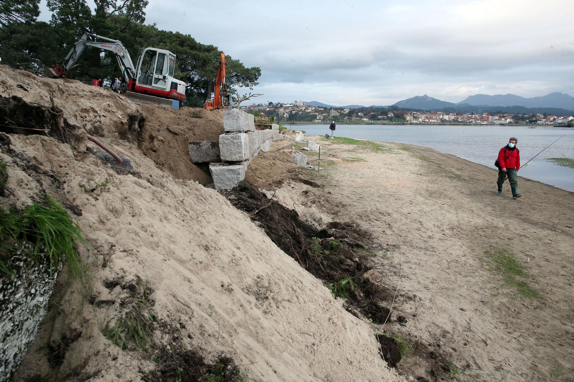 Reparación del muro que rodea el camping de A Ladeira