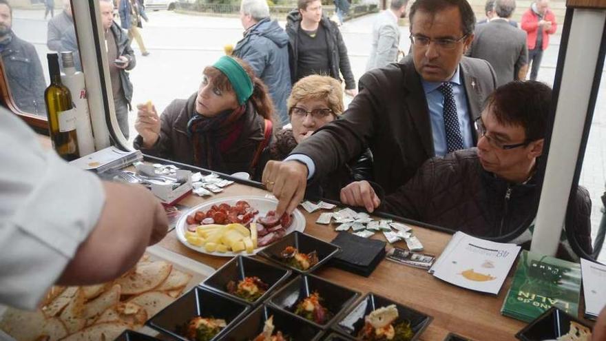 Pontevedreses degustaron el cocido en el bus situado en la Praza de España. // Gustavo Santos