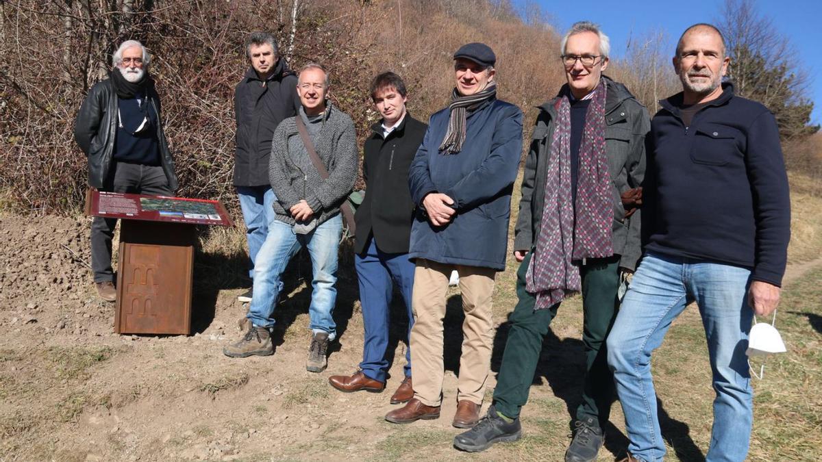 Autoritats i familiars a la presentació de la ruta dels maquis a Camprodon