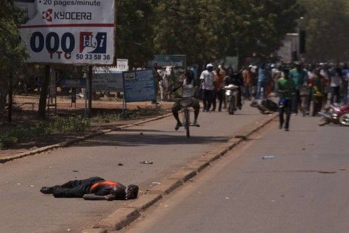 Un hombre yace herido de bala por los disparos de los soldados de Burkina Faso