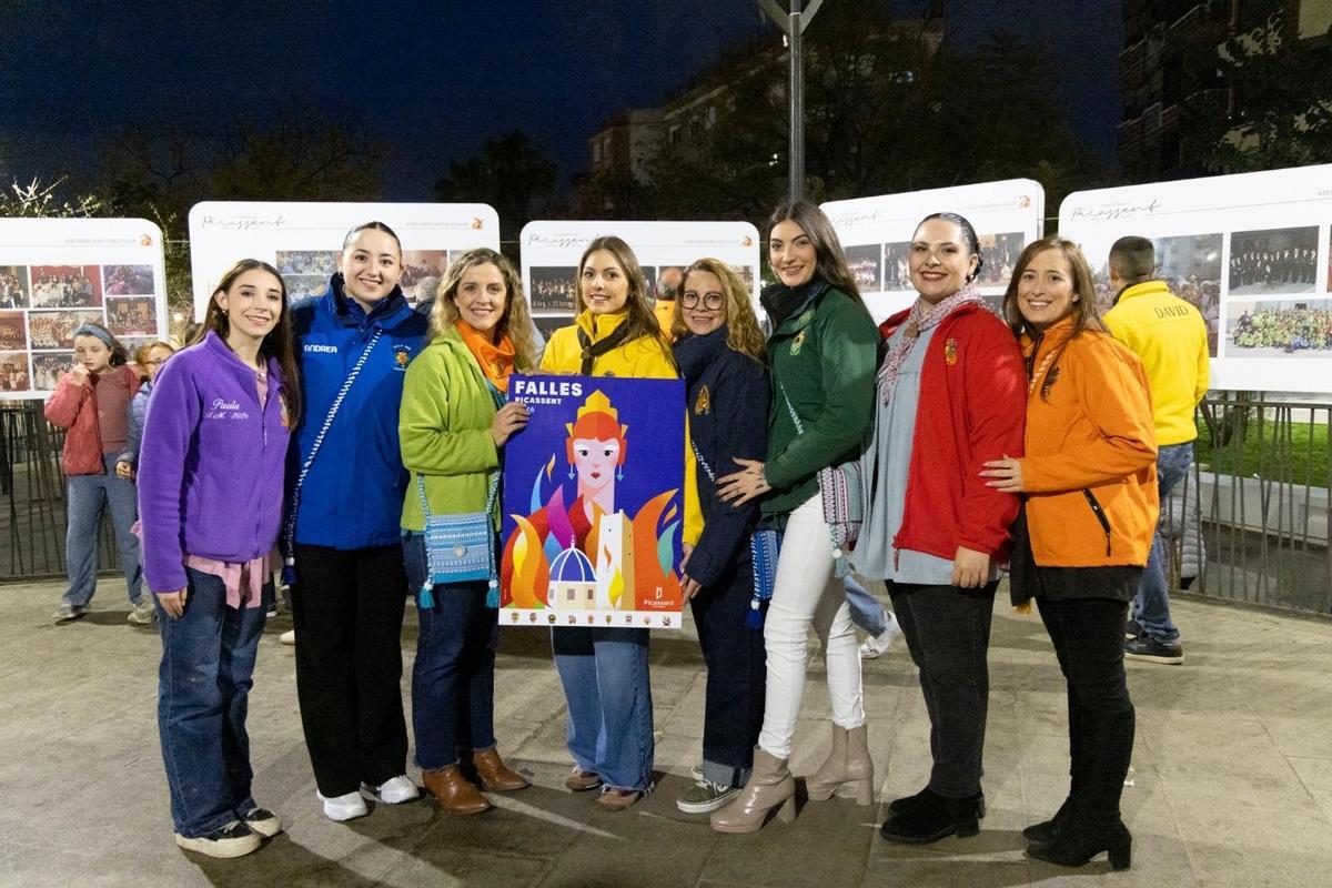 Las máximas representantes de la fiestas con el cartel de Fallas 2026.