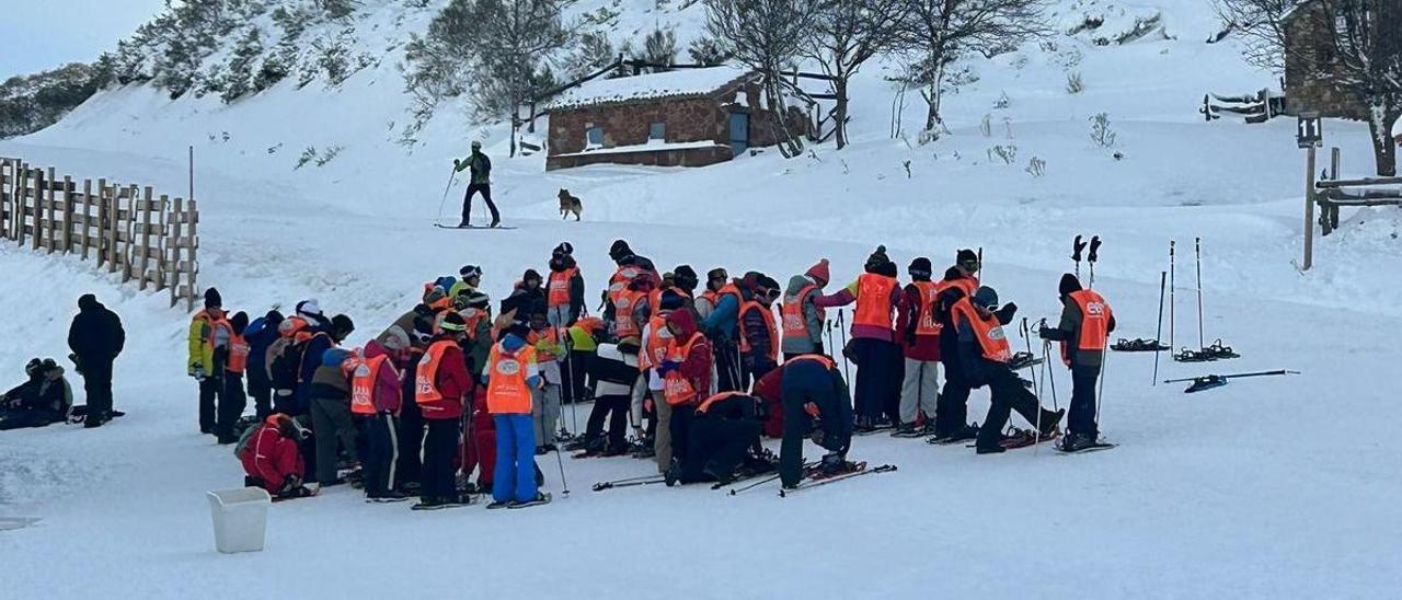 Jóvenes participantes en la Semana Blanca, durante una actividad este martes en Fuentes de Invierno. | A. V.