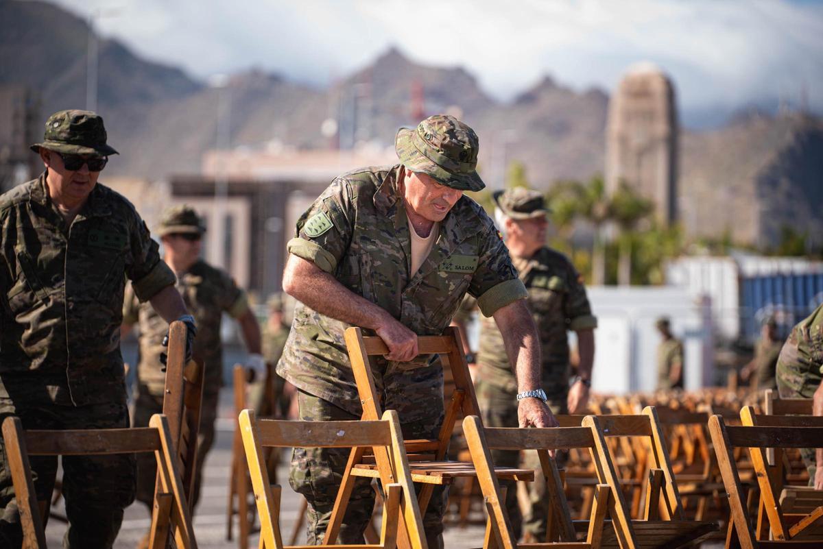 El Ejército coloca las sillas para la misa del papa León XIV en el puerto de Santa Cruz de Tenerife