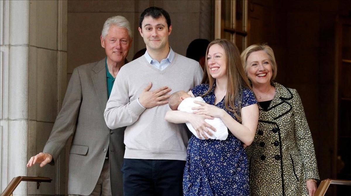 zentauroepp34385960 chelsea clinton holds her newborn son aidan clinton mezvinsk170331164004