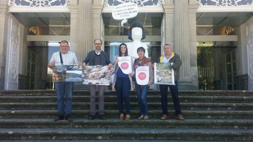 La alcaldesa de Moaña (centro) con representantes del municipio en la Diputación. // Fdv