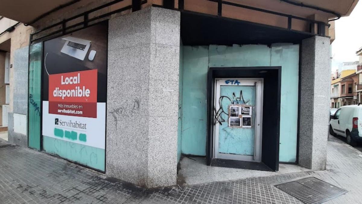 Antigua sucursal bancaria okupada de la calle Ramiro de Maeztu con Sant Ferran.