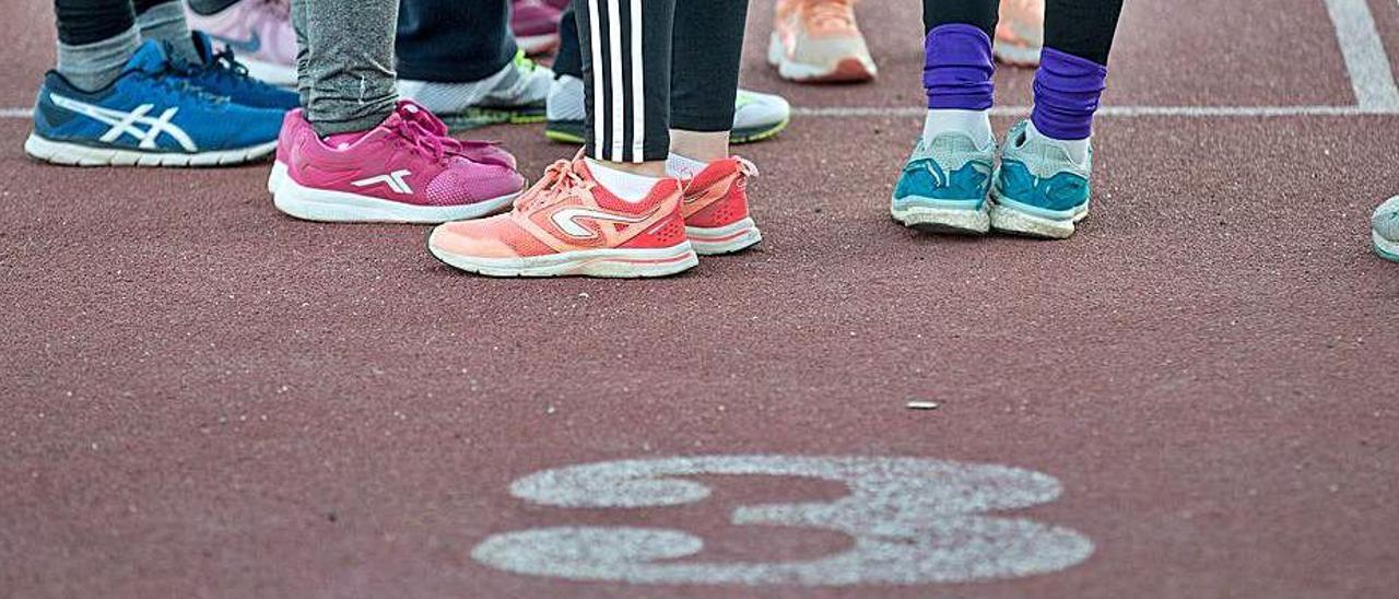 Jóvenes en una pista de atletismo de Alicante, en imagen de archivo. |