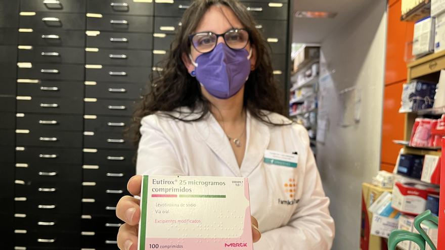 Inma Torralba, de la farmàcia Tuneu, mostra un medicament que conté iode