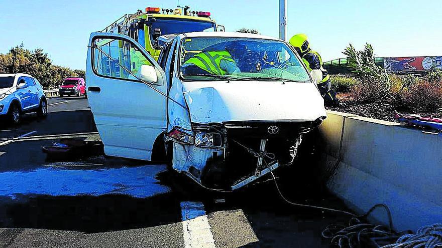 Un herido grave en la colisión entre una guagua y un coche en la autopista del Sur