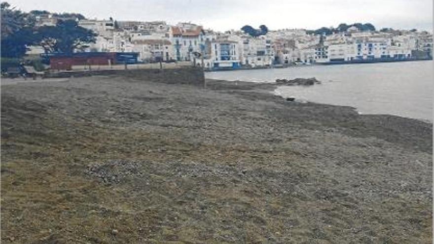 Cadaqués retira la sorra acumulada a la boca de la riera