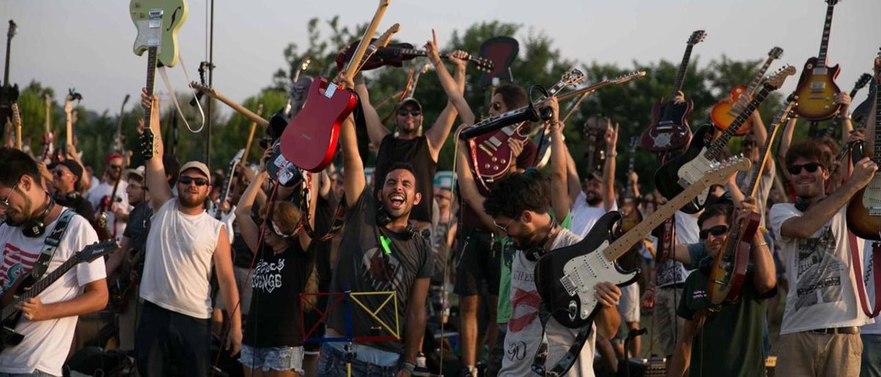 Una pequeña parte de Rockin&#039;1000, sección guitarras, en una imagen del documental &#039;Rock per mil&#039;.