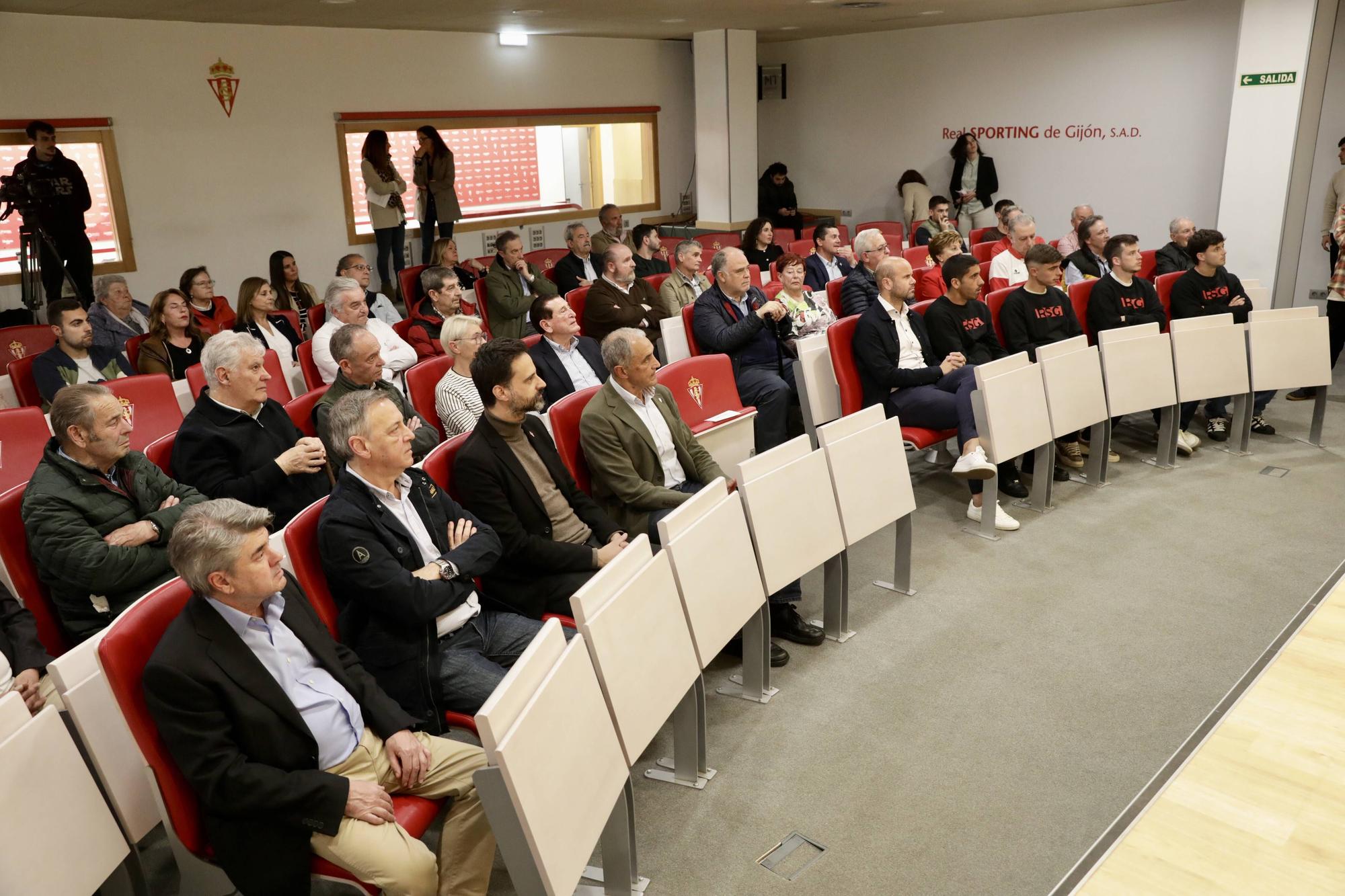 Acto de socios de Honor en El Molinón.