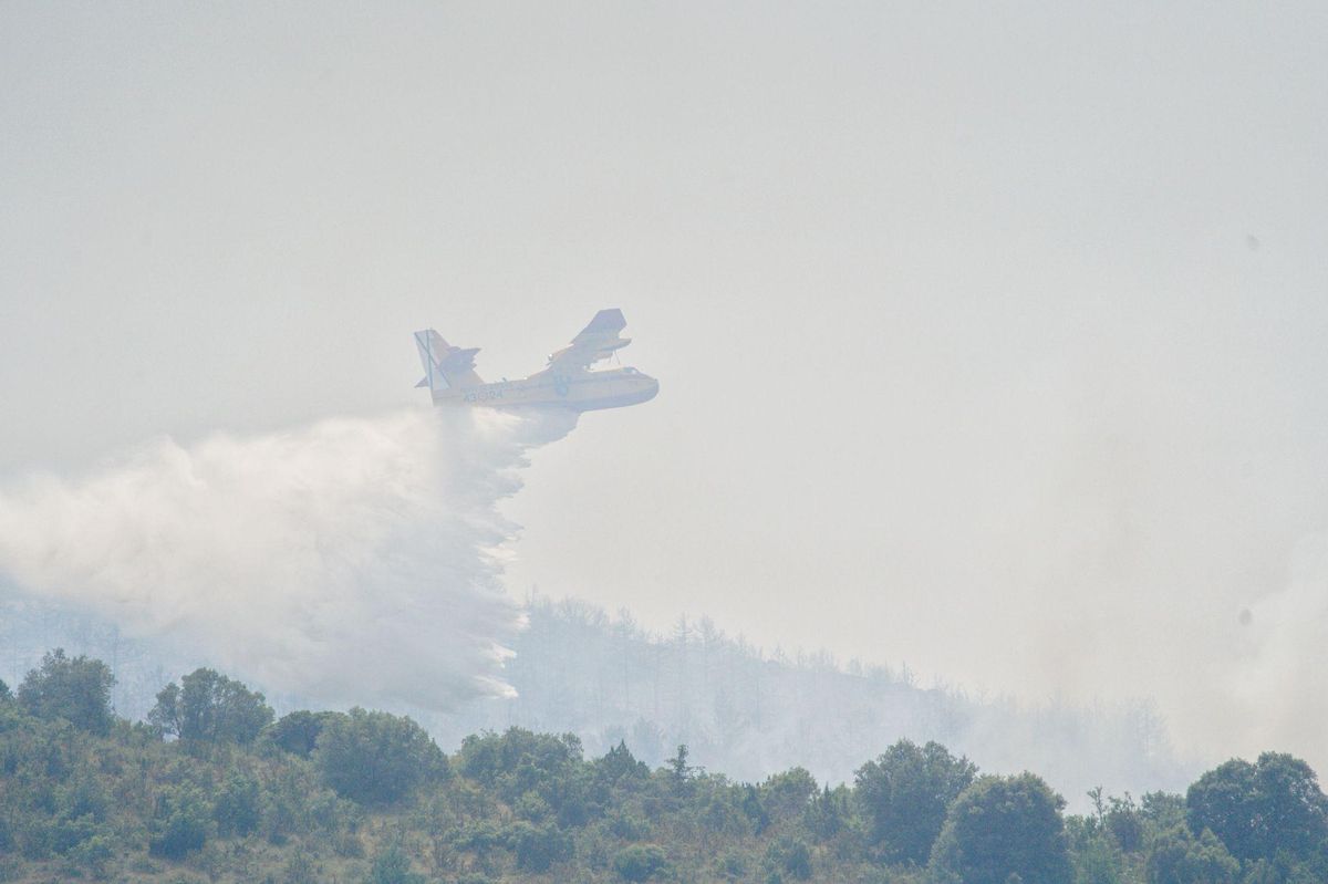 Imagen de un hidroavión sofocando el incendio en Tolva de este jueves.