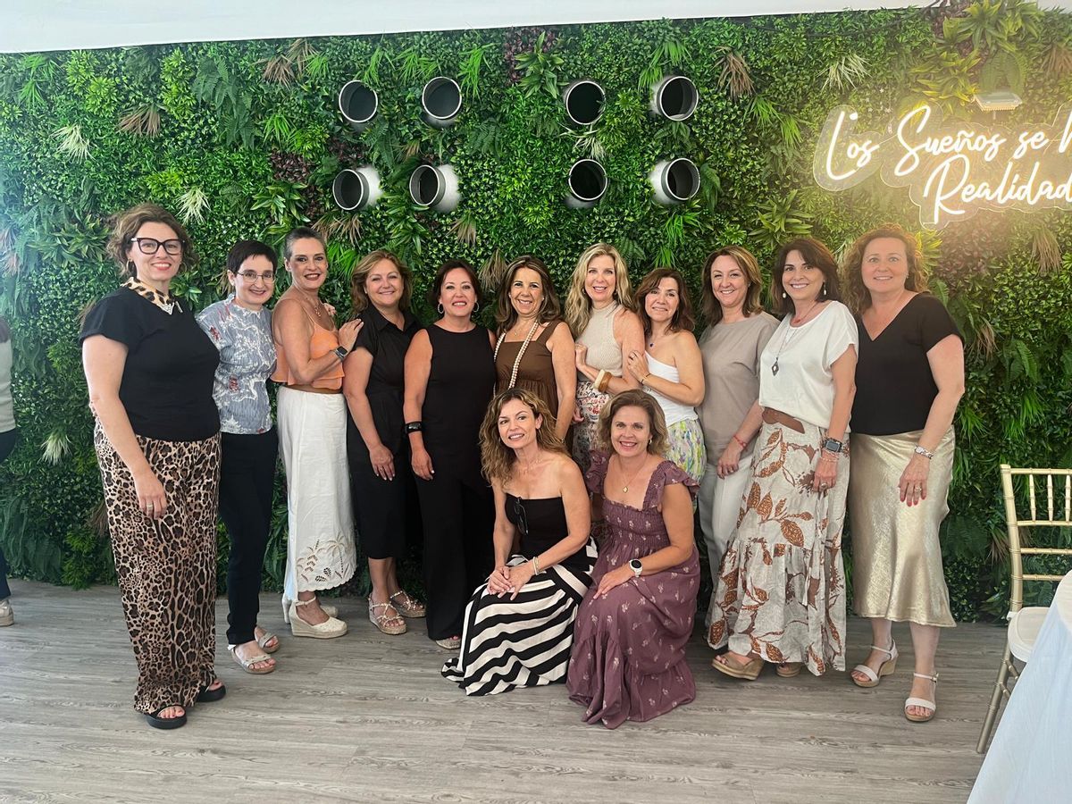 Elisa Fort con un grupo de procuradoras.