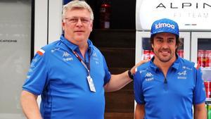 Szafnauer, director de Alpine, con Fernando Alonso