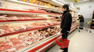 Alertan de la peor carne que compramos en el supermercado: no es la roja y la consumimos mucho