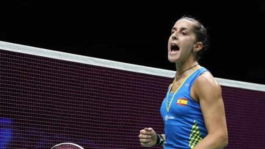 Carolina Marín celebra un punto durante la semifinal de ayer ante la china He.