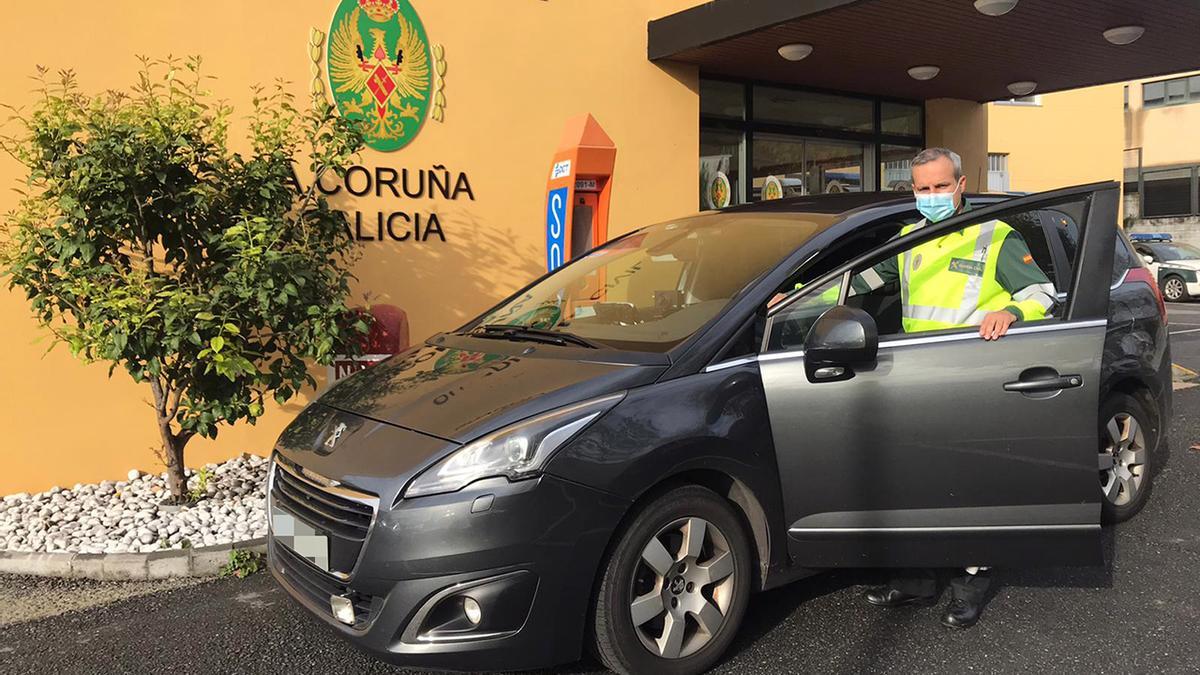 Radares en Galicia: Héctor Teixeira, del Sector de Tráfico en Galicia con un coche camuflado con radar.