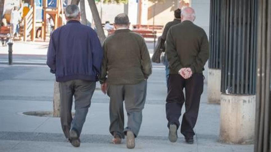 Imagen de tres personas mayores paseando por Alicante