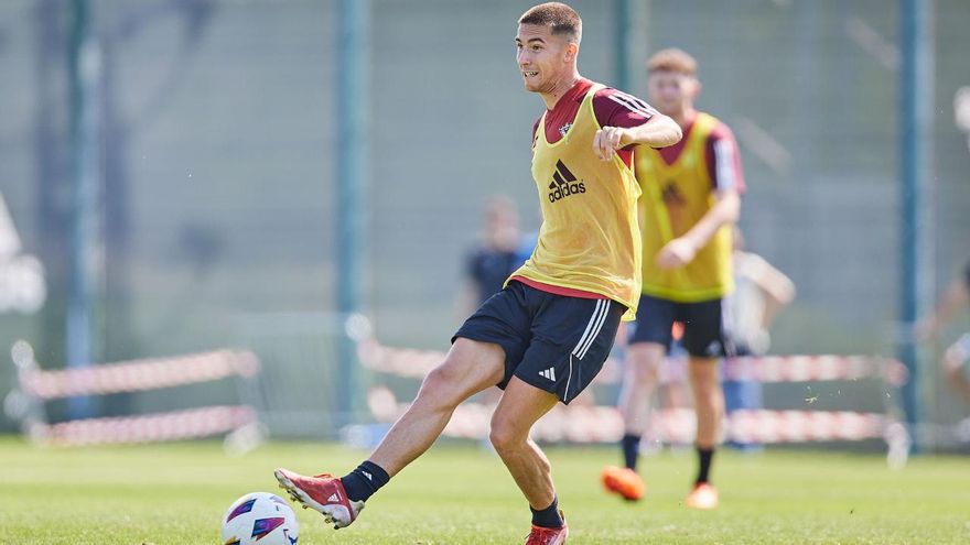 Pablo Tomeo, en un entrenamiento con el Mirandés.