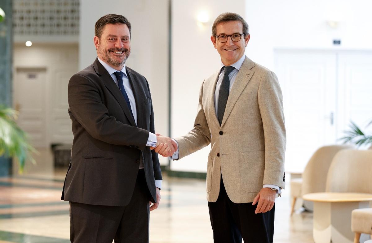 El consejero de Industria, Energía y Minas de la Junta de Andalucía, Jorge Paradela, y el presidente de Innova IRV,  Ezequiel Navarro, tras la firma del convenio para el laboratorio de ciberseguridad.