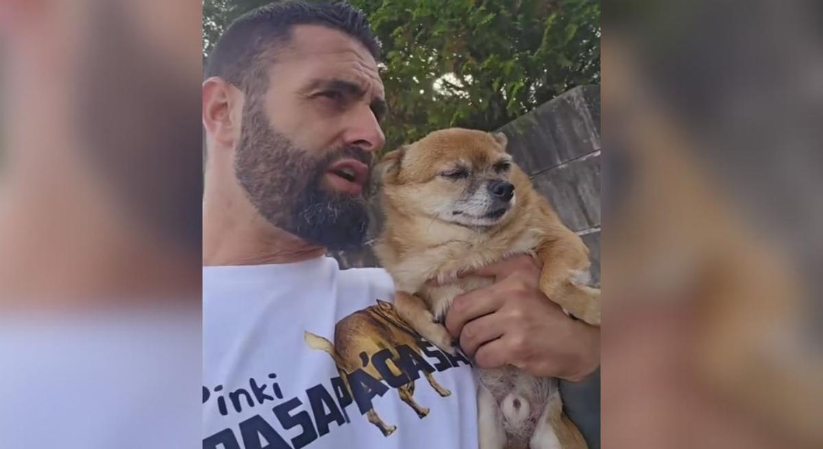 Pinki con su dueño, el creador gallego Javier Otero.