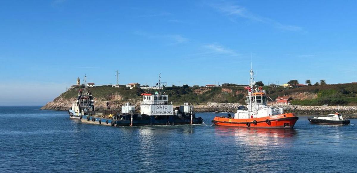 La pontona sato algeciras se despide de Avilés. La draga ha finalizado los trabajos de dragado para unir los muelles de Valliniello y Arcelor.