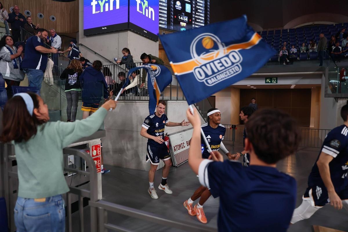 Fiesta del Alimerka Oviedo Baloncesto en casa culminada con victoria ante el Caja Rural Zamora (90-80)