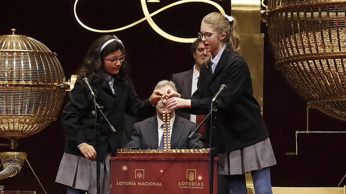 Dos niñas de San Ildefonso, durante el sorteo de 2016.