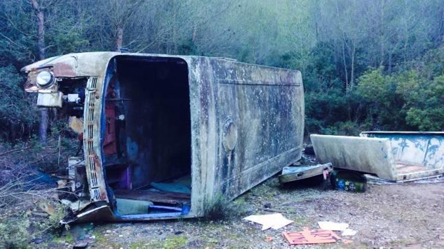 La basura más aparatosa: un autocar hippie en un bosque de Xàbia